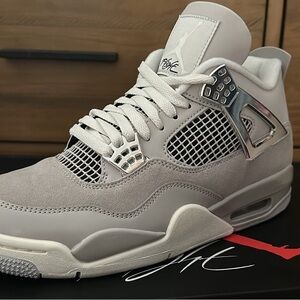 Like new and never used Women’s Air Jordan 4 “frozen moments” size 9.5